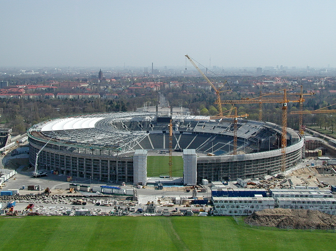 Umbau des Berliner Olympiastadion, 2000 bis 2004. Das Foto vom Frhjahr zeigt deutlich die Vorgehensweise der Bauleute. Auf der linken Stadionseite sind Teile der Dachkonstruktion montiert. Auf der rechten Seite wird noch an den Tribnen gearbeitet. Hier wurde Hand in Hand gearbeitet. Foto: 20.04.2003
