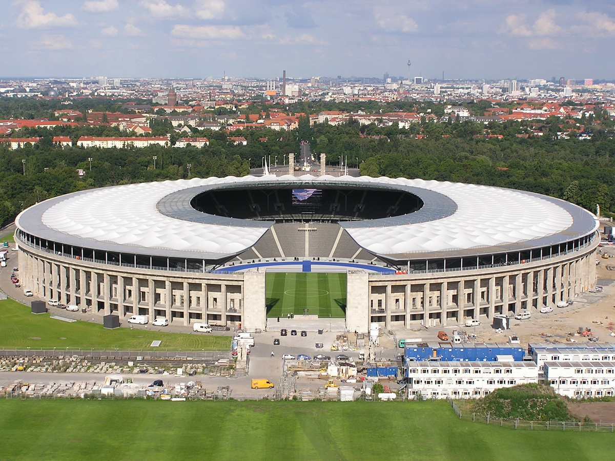 Umbau des Berliner Olympiastadion, 2000 bis 2004. Drei Tage vor der Erffnungsfeier am 31.07.2004 wurde das Foto vom Glockenturm am Maifeld aus gemacht. Am Umfeld des Stadions wurde dann noch bis zum Herbst gearbeitet. Foto: 28.07.2004