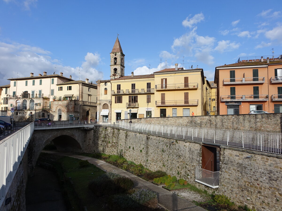 Umbertide, Huser an der Piazza del Mercato (02.04.2022)