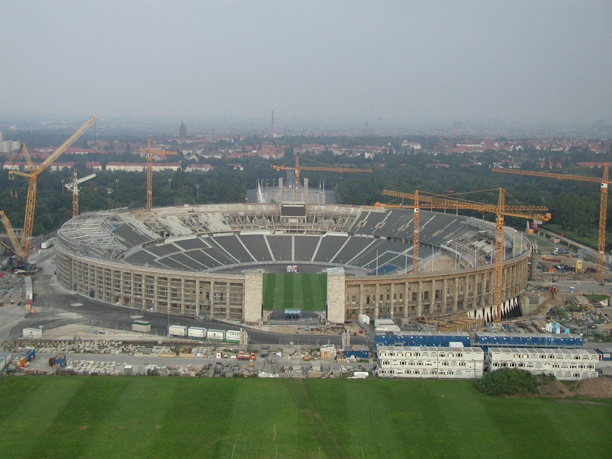 Umfassender Umbau des Berliner Olympiastadion in den Jahren 2000 bis 2004. Anlsslich der Vergabe der Fuball WM 2006 an Deutschland wurde das Berliner Olympiastadion, als einer der Spielorte, in den Jahren 2000 bis 2004 umgebaut und modernisiert. Foto: 22.08.2002