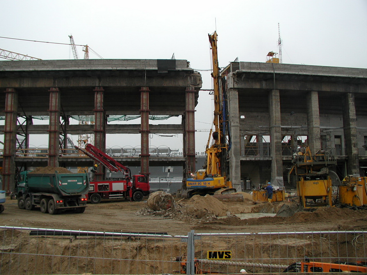 Umfassender Umbau des Berliner Olympiastadion in den Jahren 2000 bis 2004. Das Foto verdeutlicht die groe Ingenieurleistung beim Umbau. Es zeigt die vllige Durchtrennung des Stadion-Ovals und die erheblichen Sicherungsmanahmen am verbliebenen Bauwerk-Krper. Foto:16.10.2002