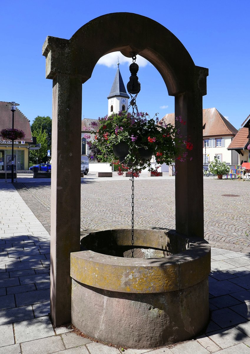 Umkirch, alter Ziehbrunnen auf dem Gutshofplatz, Juli 2020