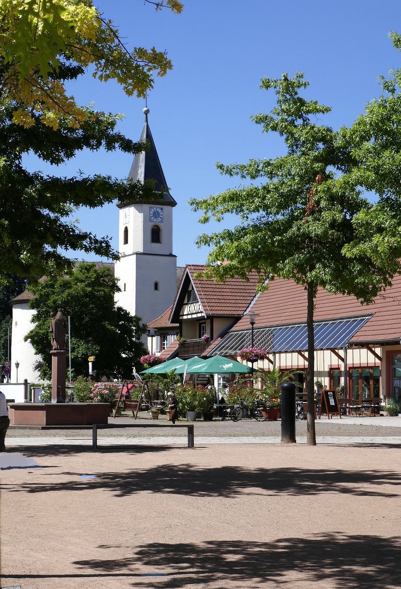 Umkirch, Blick ber den Gutshofplatz zur katholischen Kirche, Juli 2020