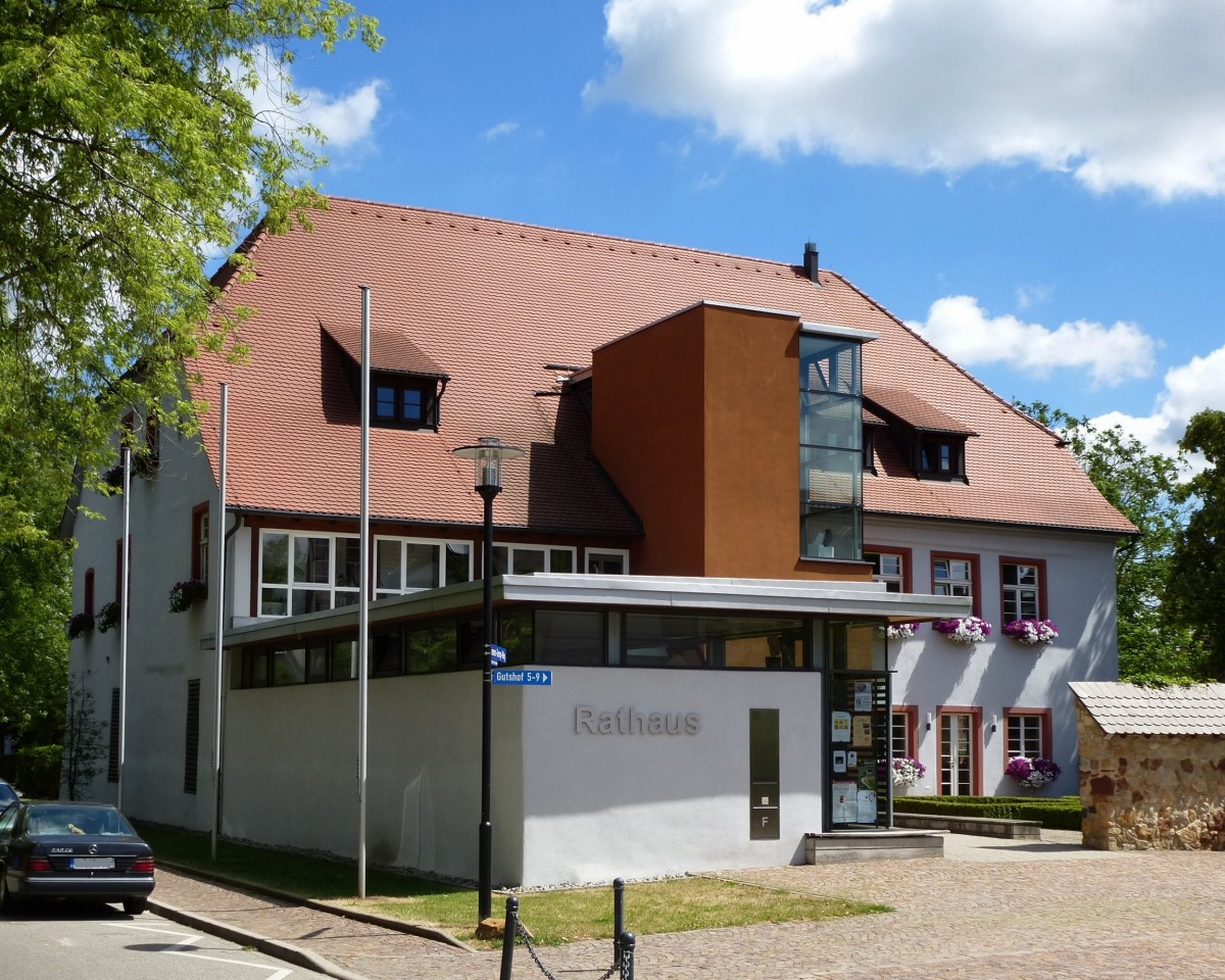Umkirch, das Rathaus der ca.5000 Einwohner zhlenden Gemeinde nahe Freiburg, Juli 2013