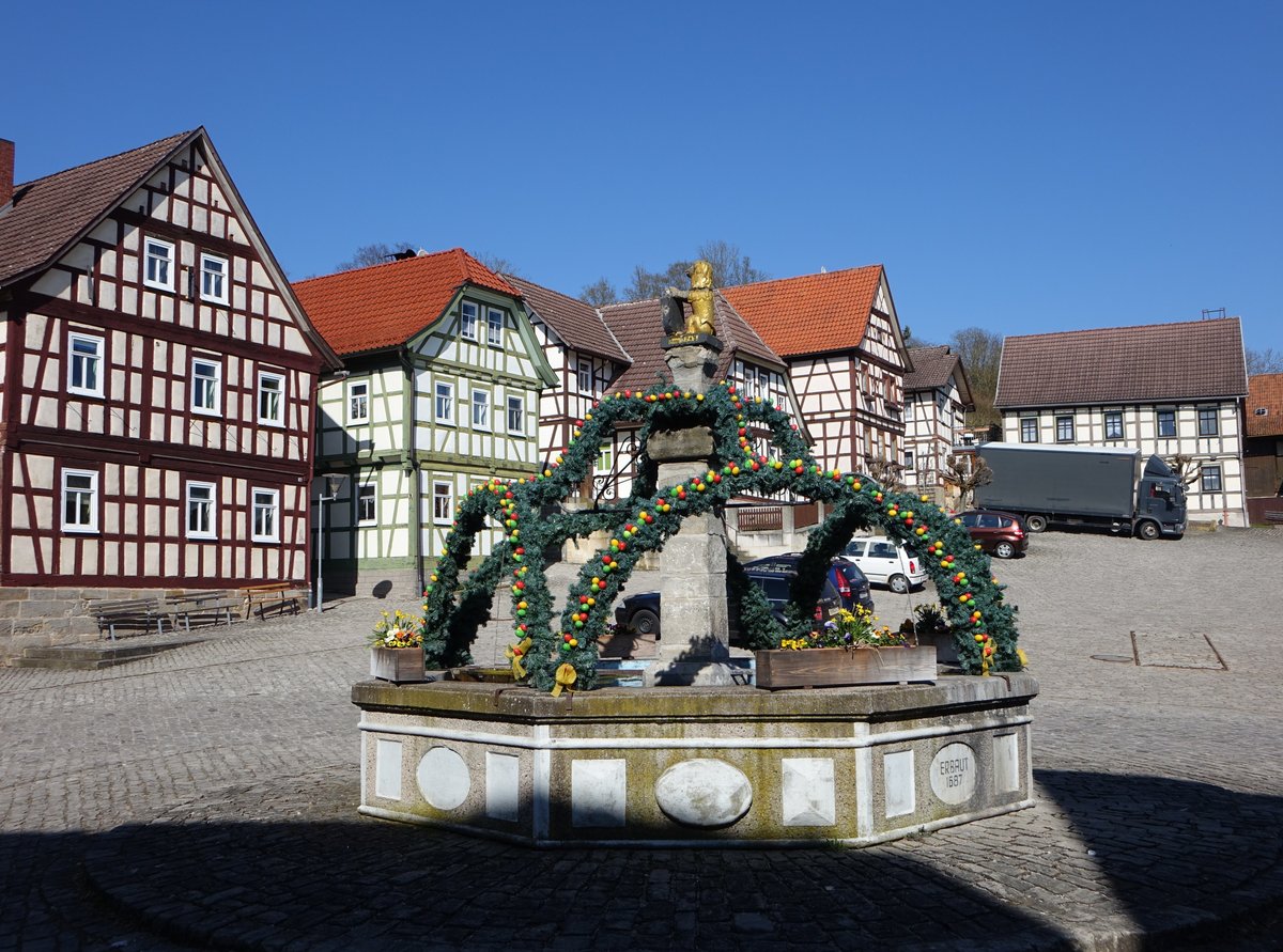 Ummerstadt, sterlich geschmckter Brunnen am Marktplatz (08.04.2018)