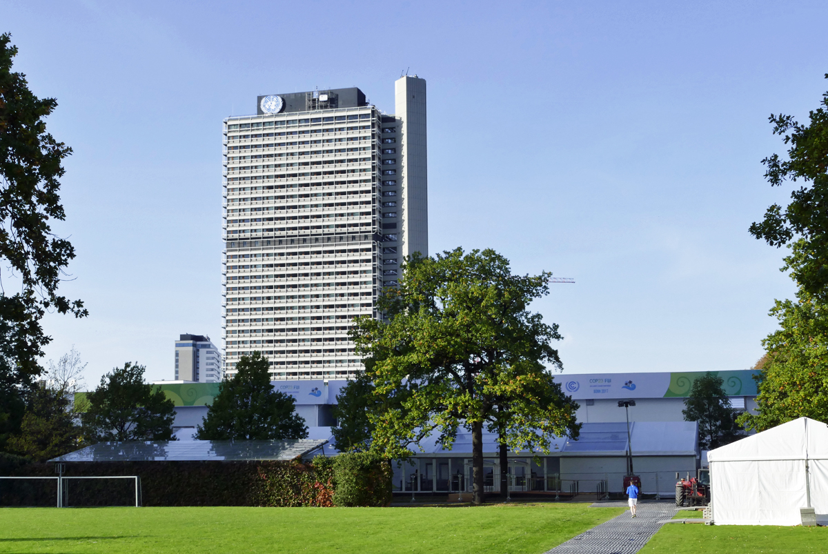 UN-Gebude in Bonn (ehemalig  Langer Eugen ) mit aufgebauten Zelten, Infostnden usw. fr die UN-Klimakonferenz vom 6. bis 17.11. in Bonn, 01.11.2017