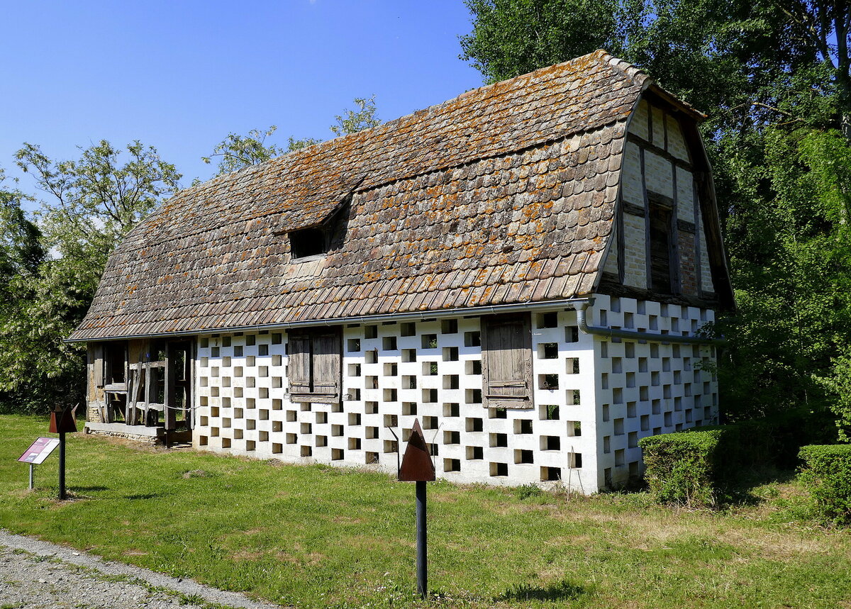 Ungersheim, ECO-Museum, Wohnhaus aus Kunheim/Oberelsa von 1723, 1995 abgebaut und ins Museum versetzt, das ursprngliche desolate Mauerwerk wurde ersetzt durch moderne Materialien, das Mansardendach ist fr die Region sehr ungewhnlich, Mai 2025