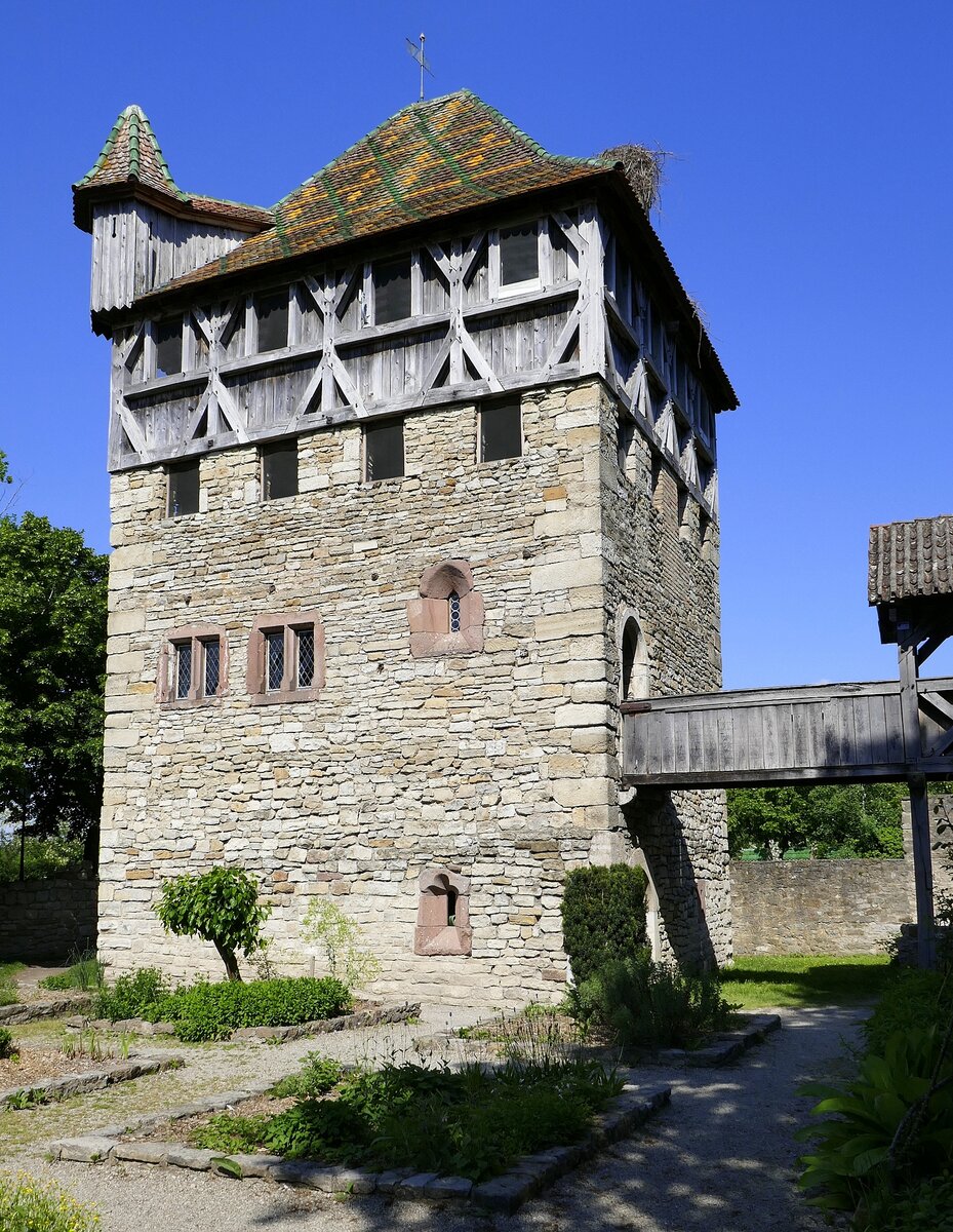 Ungersheim, ECO-Museum, Wohnturm 12.-13.Jahrhundert, Teil der Stadtmauer von Mhlhausen (Mulhouse), wurde 1983 ins Museum umgestzt, Mai 2025