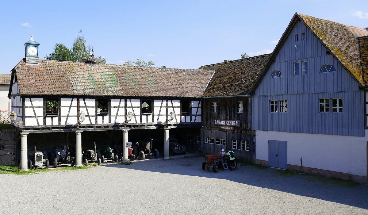 Ungersheim, Garage Central mit Oldtimerfahrzeugen im ECO-Museum, Mai 2025