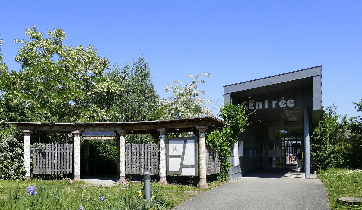 Ungersheim im Oberelsa, der Haupteingang zum ECO-Museum Elsa, das grte Freilichtmuseum in Frankreich zeigt in einer parkhnlichen Landschaft 80 Gebude aus dem lndlichen Elsa, die hierher versetzt wurden, 1984 wurde das sehenswerte Museum erffnet und verzeichnet jhrlich ber 200.000 Besucher, Mai 2025