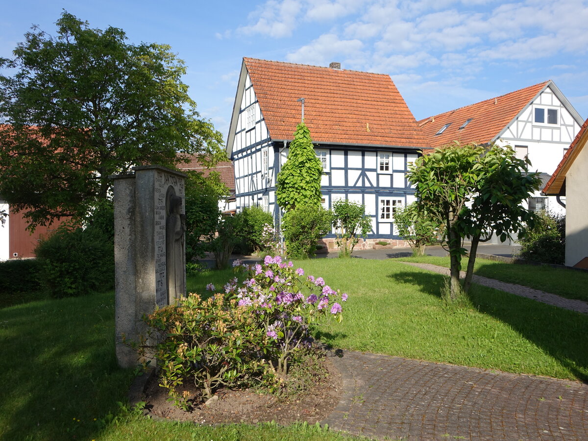 Unhausen, Kriegerdenkmal und Fachwerkhaus am Kirchplatz (03.06.2022)