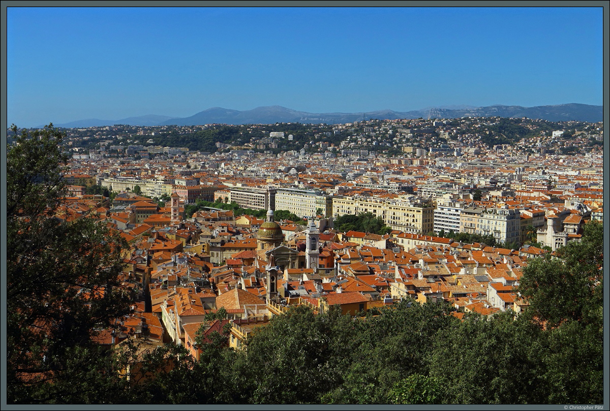 Unmittelbar am Burgberg liegt die Altstadt von Nizza. Sie wird durch das zum Teil berbaute, aber anhand des Grngrtels erkennbare Flussbett des Paillon vom neueren Teil der Stadt getrennt. Mit der markanten Kuppel ist im Zentrum die aus dem 17. Jahrhundert stammende Kathedrale Sainte-Rparate zu sehen. (Nizza, 26.09.2018)