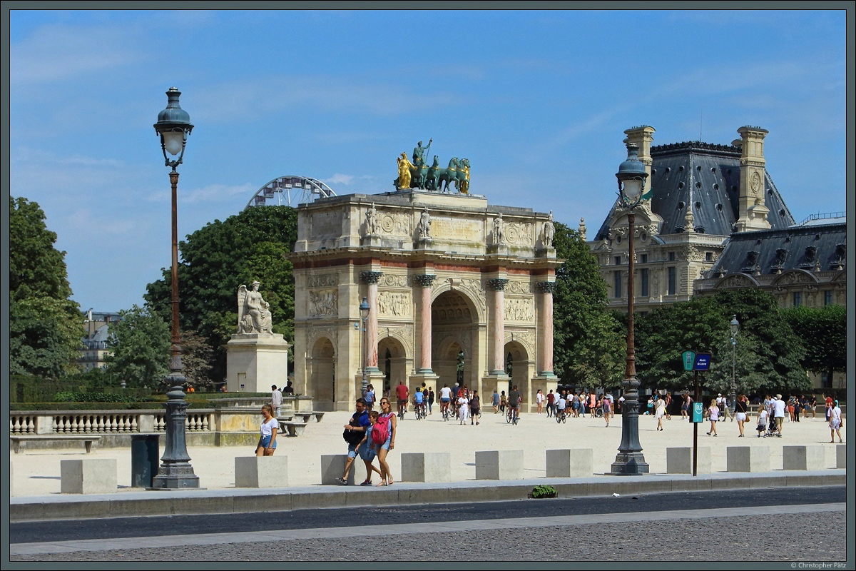 Unmittelbar am Louvre befindet sich der Arc de Triomphe du Carrousel, der zwischen 1807 und 1809 nach rmischen Vorbild gebaut wurde. (Paris, 19.07.2018)