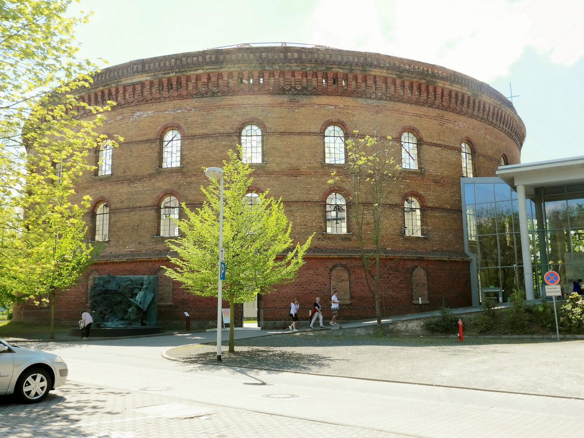 Unmittelbar neben dem Panometer Leipzig befindet sich die vor kurzen geffnete Arena  in Leipzig, gesehen am 08. Mai 2016.
