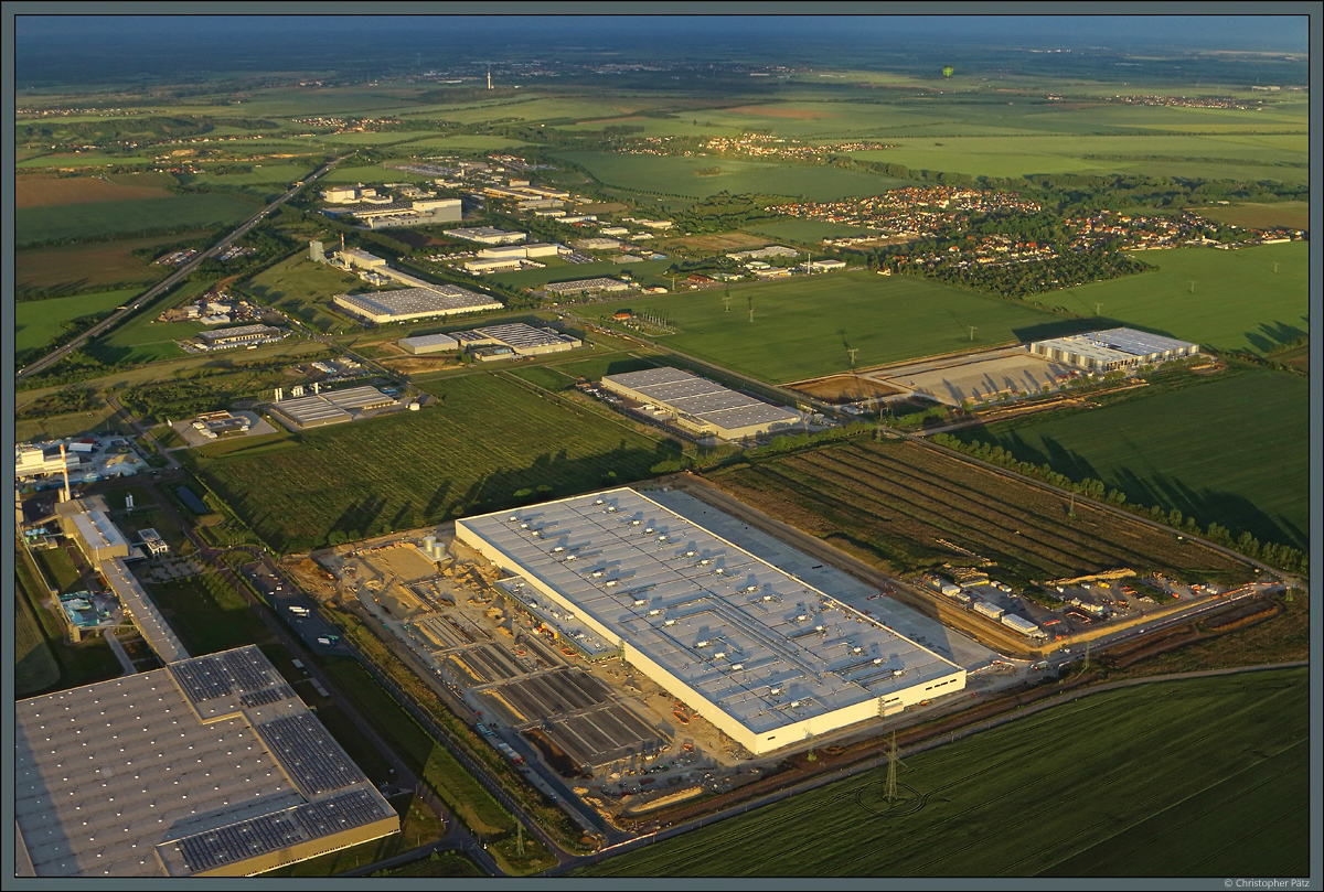 Unmittelbar südlich der Autobahn A 14, die an der Grenze zur Stadt Magdeburg verläuft, liegt das Industrie- und Gewerbegebiet Osterweddingen in der Gemeinde Sülzetal. Hier befinden sich schwerpunktmäßig Logistikunternehmen, aber auch Glaswerke und Lebensmittelindustrie. (29.05.2020)