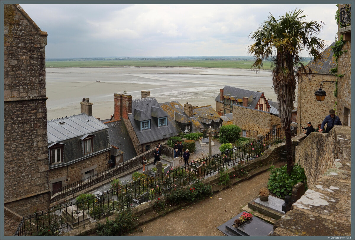 Unmittelbar vor der Kirche St. Pierre befindet sich der kleine Friedhof der Insel Mont Saint Michel. (06.05.2026)