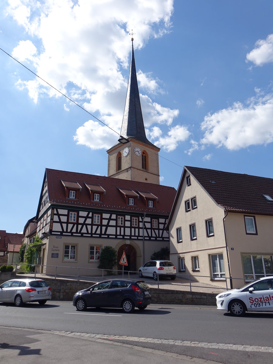 Unsleben, kath. Pfarrkirche St. Crucis und alte Apotheke am Kirchplatz (08.07.2018)