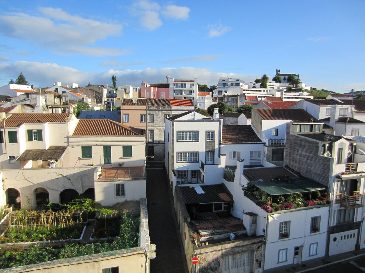 Unspektakulre Wohngegend in der Stadt Ponta Delgada auf der Azoren-Insel Sao Miguel am 25.07.2023.