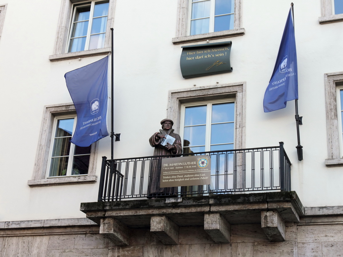 Unter dem Spruch von Johann Wolfgang von Goethe  Hier bin ich Mensch, hier darf ich sein!  aus Faust I am Hotel Elephant steht am 23. Oktober 2015 Die Figur von Dr. Martin Luther  mit seinem Spruch  Trinken ohne Durst, Studieren ohne Lust und Beten ohne Innigkeit sind verlorene Arbeit 