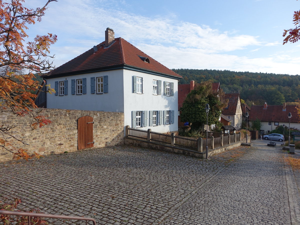 Unterelsbach, Pfarrhaus in der Hauptstrae. Sptklassizistisches zweigeschossiges Walmdachhaus, erbaut im 19. Jahrhundert (16.10.2018)