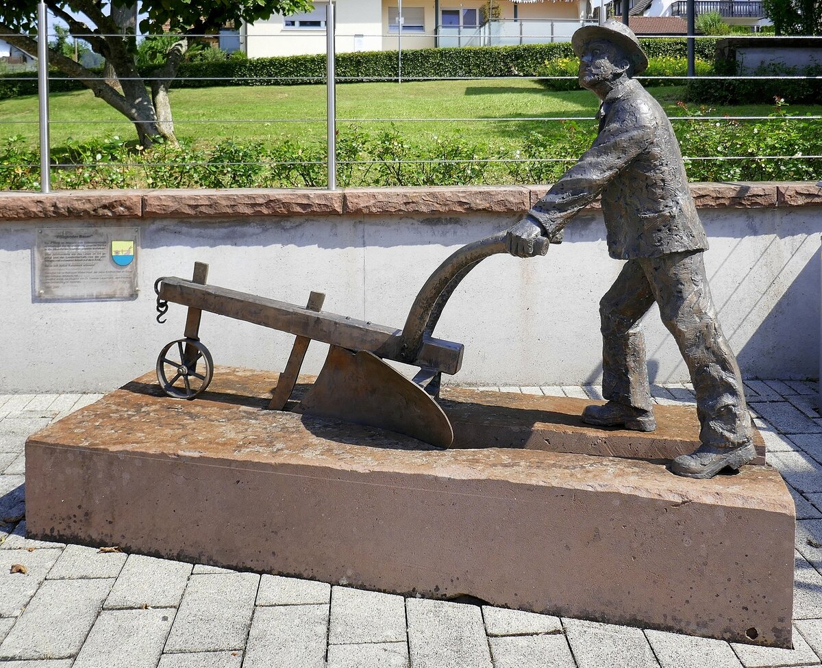 Unterentersbach, der  Pflgende Bauer , dieses Kunstwerk vom Bildhauer Walter Haaf steht vor dem Rathaus und erinnert an die buerliche Tradition des Ortes, aufgestellt 2003, Juli 2021