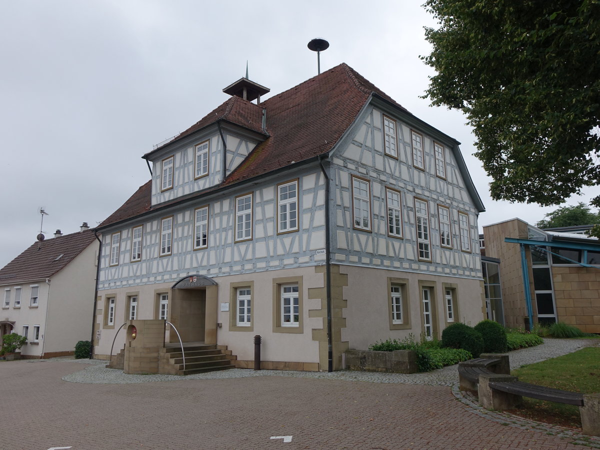 Untergruppenbach, alte Rathaus von 1740, ein markanter Torhausbau, wurde nach Plnen von Franz Hffele von den Fuggern erbaut.
(24.07.2016)