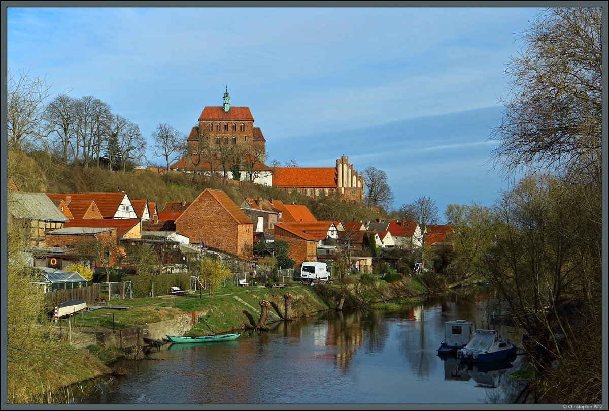 Unterhalb des Havelberger Doms St. Marien verluft der Stadtgraben, ein Seitenarm der Havel. (24.03.2019)