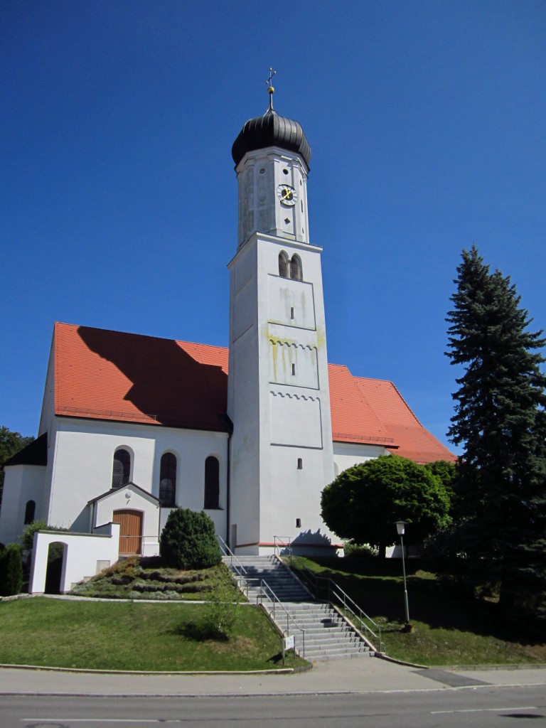 Untermeitingen, St. Stephan Kirche, Saalbau mit sdlichem Turm mit Zwiebelhaube, Turmuntergeschoss 12. Jahrhundert, Chor und Ostteil des Langhaus um 1500, Westteil von 1720 (12.08.2012)