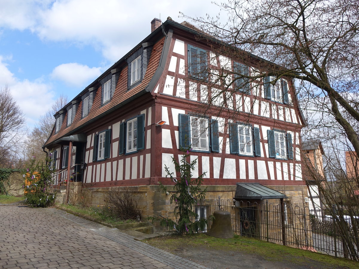 Untermerzbach, Ev. Pfarramt. Zweigeschossiges und traufstndiges Fachwerkhaus mit Mansardhalbwalmdach, erbaut 1807 (24.03.2016)