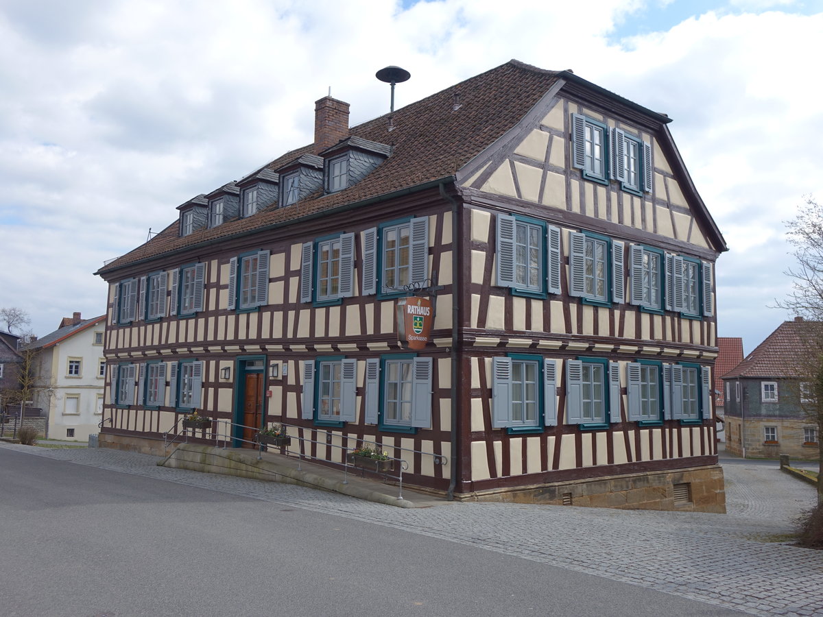 Untermerzbach, Rathaus am Marktplatz. Zweigeschossiger und traufstndiger Fachwerkbau mit Halbwalmdach, erbaut im 18. Jahrhundert (24.03.2016)