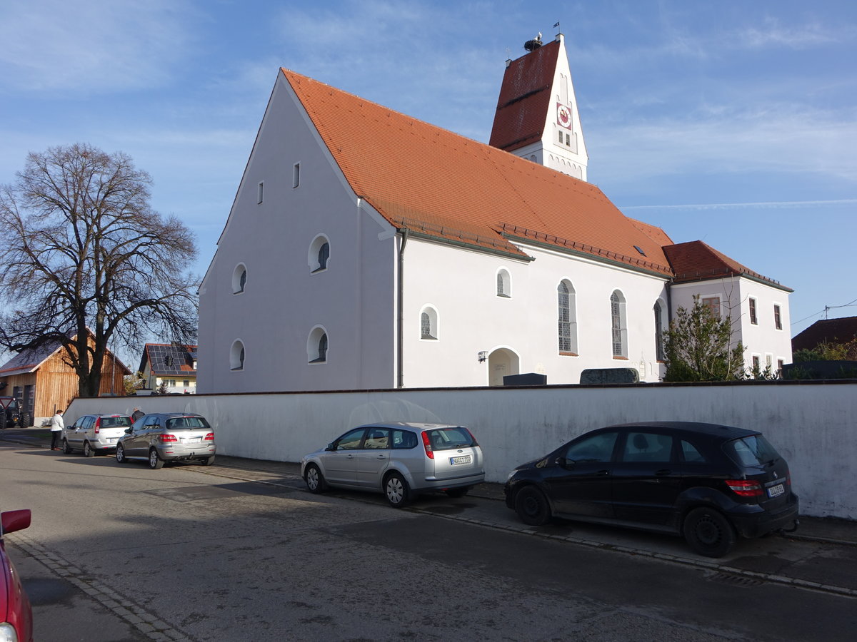 Unterroth, kath. Pfarrkirche St. Gordian und Epimachus, erbaut von 1750 bis 1751 durch Johann Georg Beer, Langhaus verlngert 1922 durch den Architekten David Eberle, mittelalterlicher Kirchturm mit Satteldach von 1500 (08.11.2020)