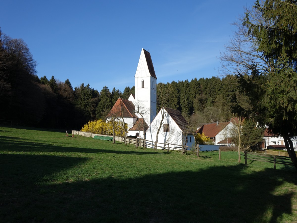 Unterschnbach, Katholische Pfarrkirche St. Kastulus, flachgedeckter Saalbau mit eingezogenem Chor unter Netzrippengewlbe, Langhaus 13. Jahrhundert, Chor und Turm um 1459 (15.04.2015)