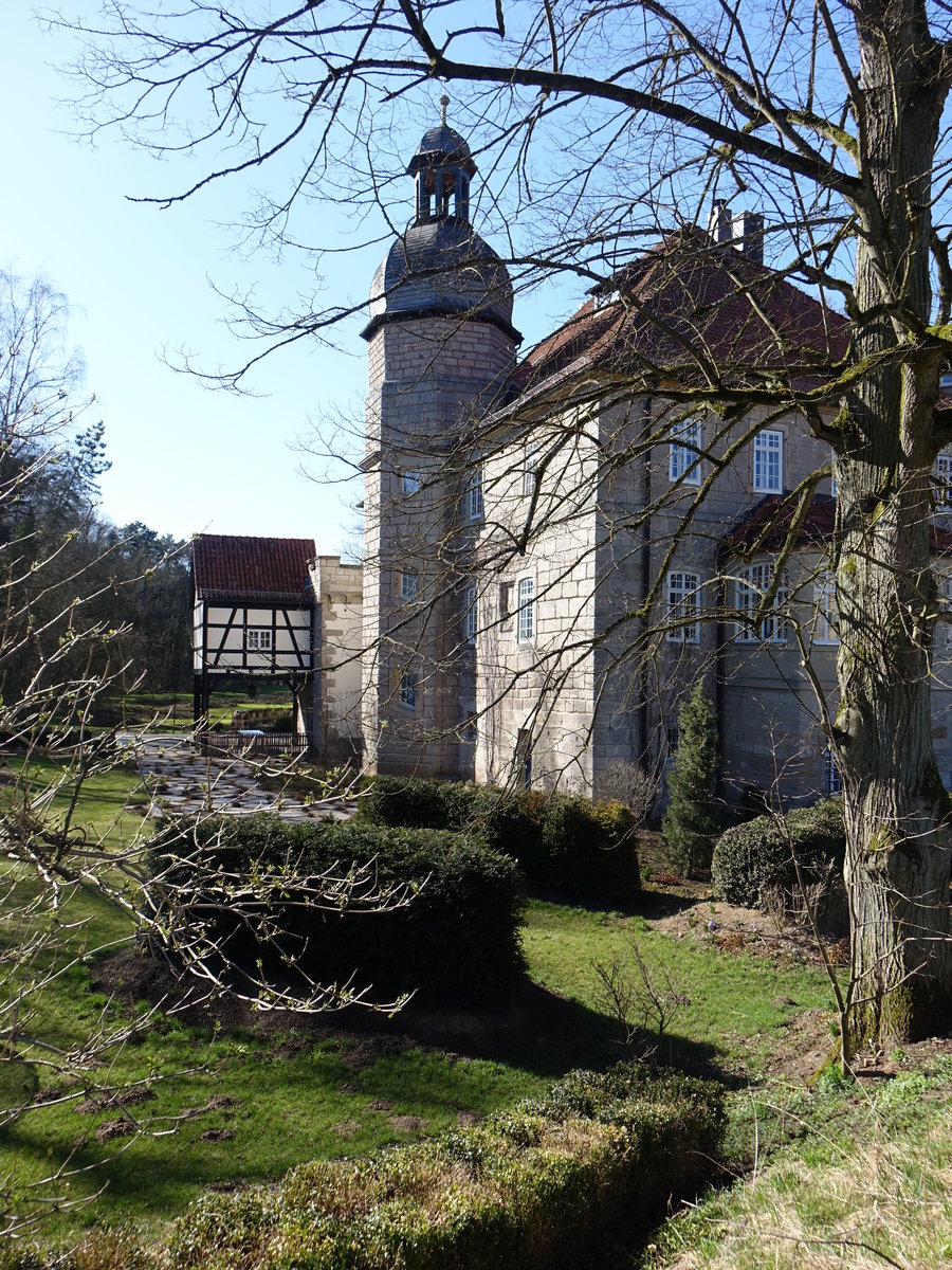 Untersiemau, Unteres Schloss, rechteckiger Bau mit zwei Rundtrmen, erbaut im 17. Jahrhundert (07.04.2018)