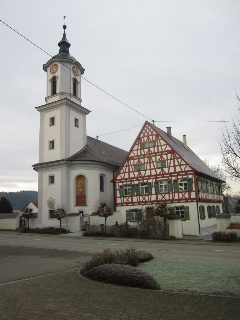Unterwachingen, Pfarrkirche St. Cosmas und Damian und Pfarrhaus, erbaut von 1754 bis 1756 durch Baumeister Johann Caspar Bagnato (23.12.2013)