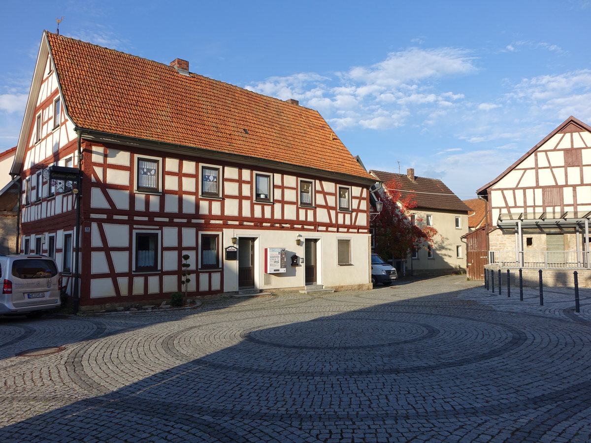 Unterwaldbehrungen, Fachwerkhuser am Platz an der Kirche (16.10.2018)