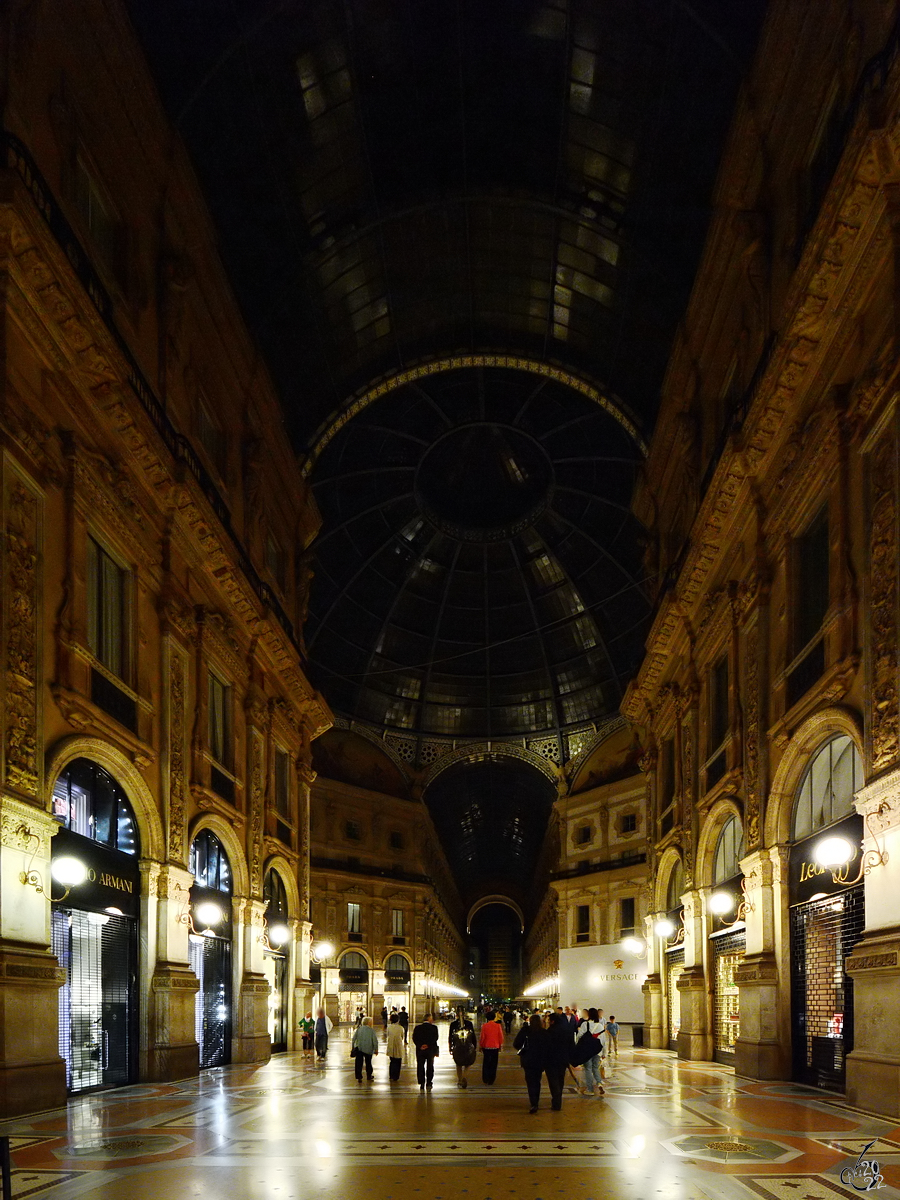 Unterwegs in der im 19. Jahrhundert entstandenen Einkaufsgalerie Galleria Vittorio Emanuele II. (Mailand, Juni 2014)