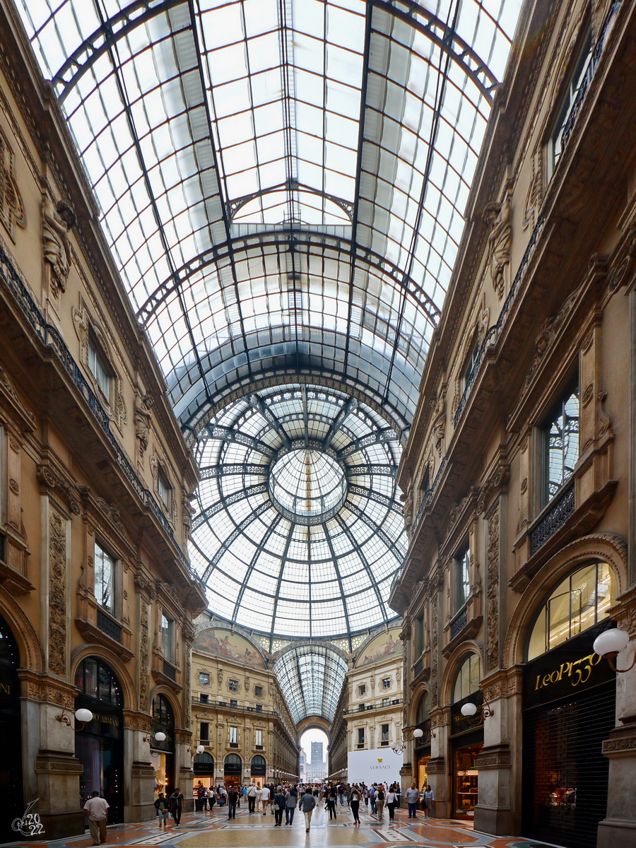 Unterwegs in der im 19. Jahrhundert entstandenen Einkaufsgalerie Galleria Vittorio Emanuele II. (Mailand, Juni 2014)