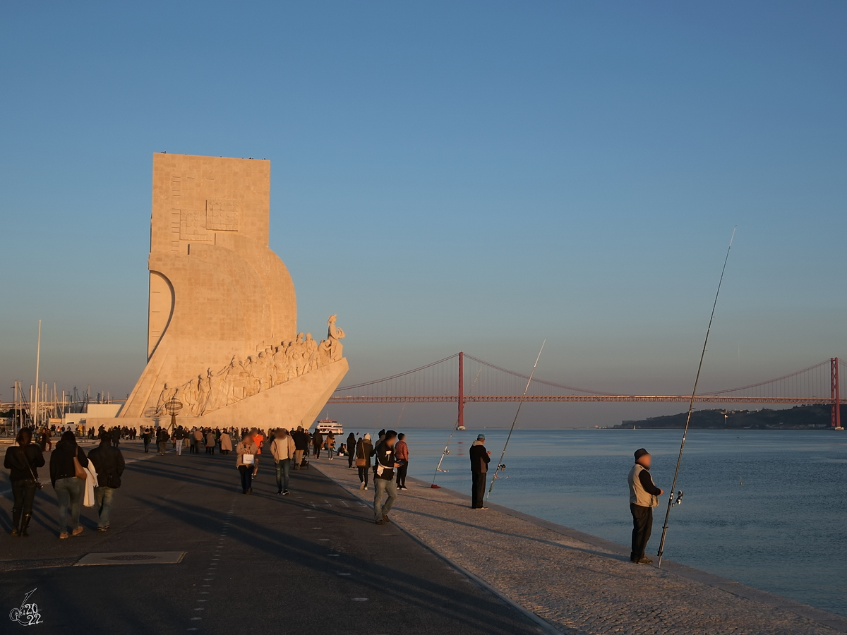 Unterwegs am Ufer des Tejo im Lissaboner Stadtteil Belm, im Hintergrund das 56 Meter hohe Denkmal der Entdeckungen. (Januar 2017)