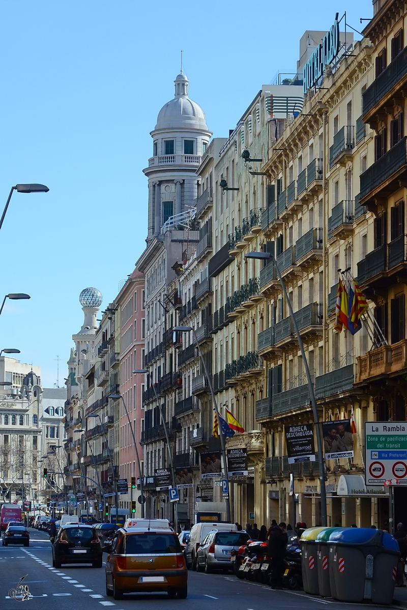Unterwegs auf einer der bekanntesten Straßen von Barcelona, La Rambla. (Barcelona, Februar 2013)