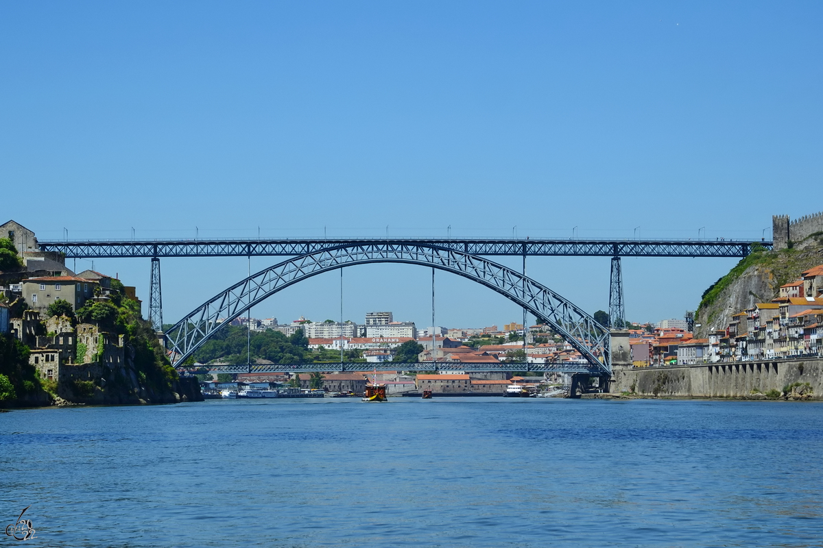 Unterwegs auf dem Fluss Douro mit Blick auf die 1886 eröffnete Brücke Ponte Luís I. (Porto, Mai 2013)