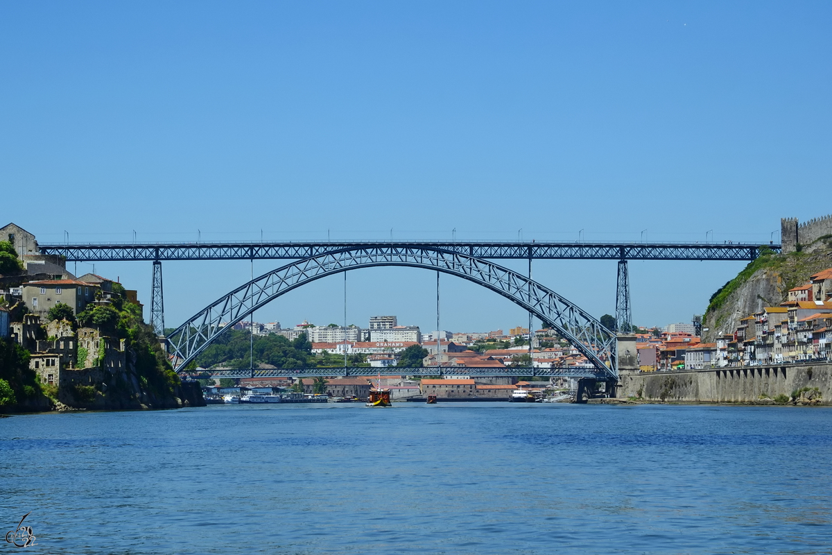 Unterwegs auf dem Fluss Douro mit Blick auf die 1886 erffnete Brcke Ponte Lus I. (Porto, Mai 2013)