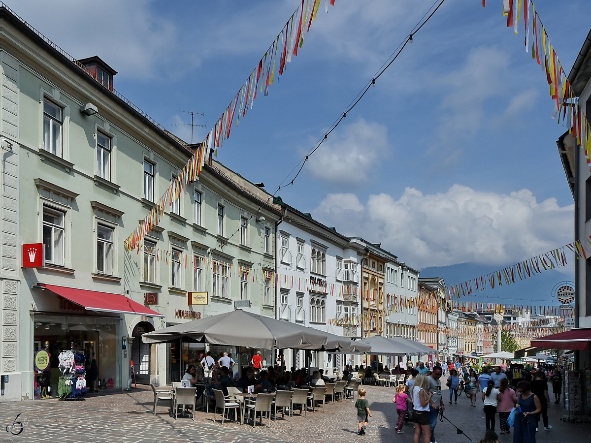 Unterwegs auf dem Hauptplatz in Villach. (August 2019)