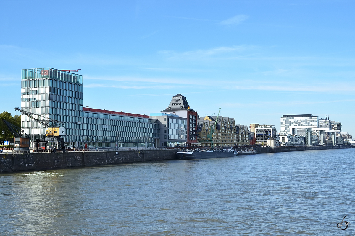 Unterwegs auf dem Rhein mit Blick auf den Klner Rheinauhafen. (Oktober 2011)