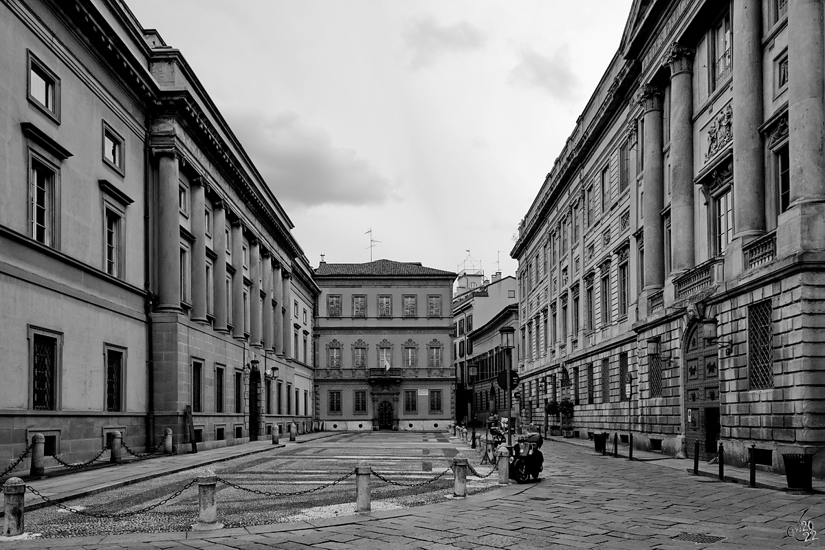 Unterwegs auf der Piazza Belgioioso, rechts der gleichnamige Palast und am Ende das Manzoni-Haus. (Mailand, Juni 2014)