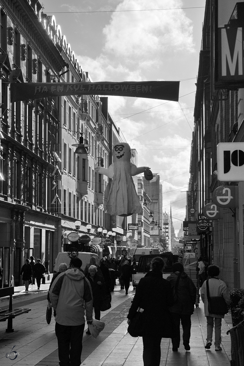 Unterwegs in der Drottninggatan, hier wird Helloween gefeiert. (Stockholm, Oktober 2011)