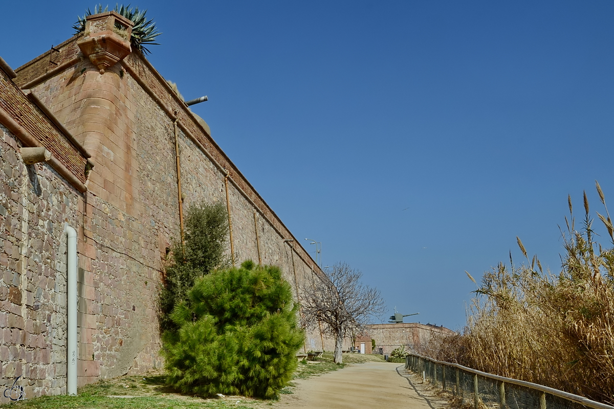 Unterwegs entlang der Auenmauern der alten militrischen Festung Fort Montjuc aus dem 16. Jahrhundert. (Barcelona, Februar 2012)