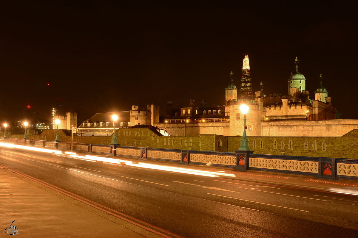 Unterwegs entlang der stlichen Mauern des Towers in London. (Februar 2015)