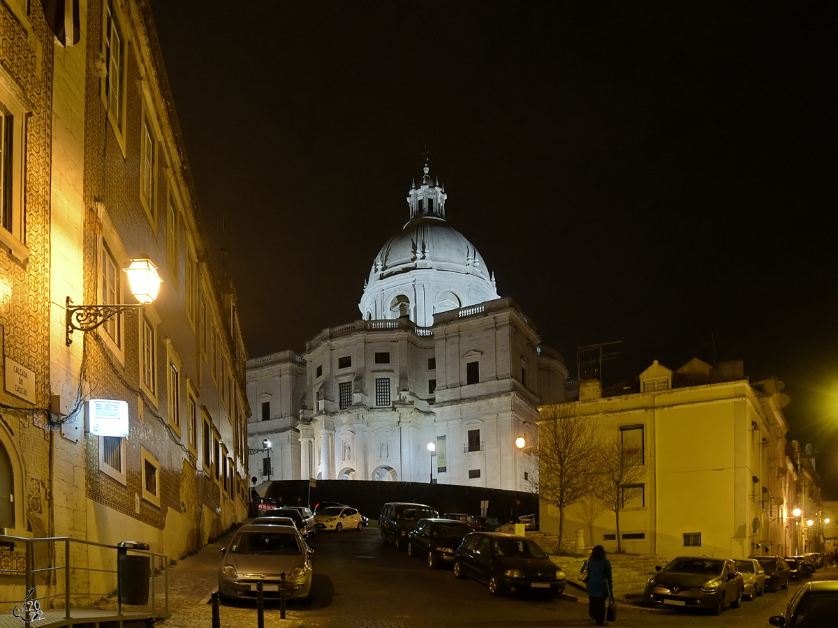 Unterwegs in den Gassen von Lissabon, im Hintergrund die Barockkirche der heiligen Engrcia (Igreja de Santa Engrcia). (Januar 2017)