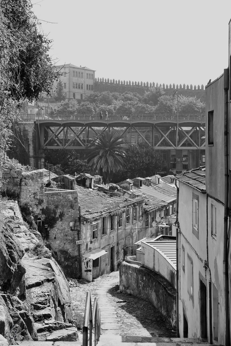 Unterwegs in den Gassen von Porto mit seiner interessanten Mischung aus schner Architektur und Verfall. (Mai 2013)