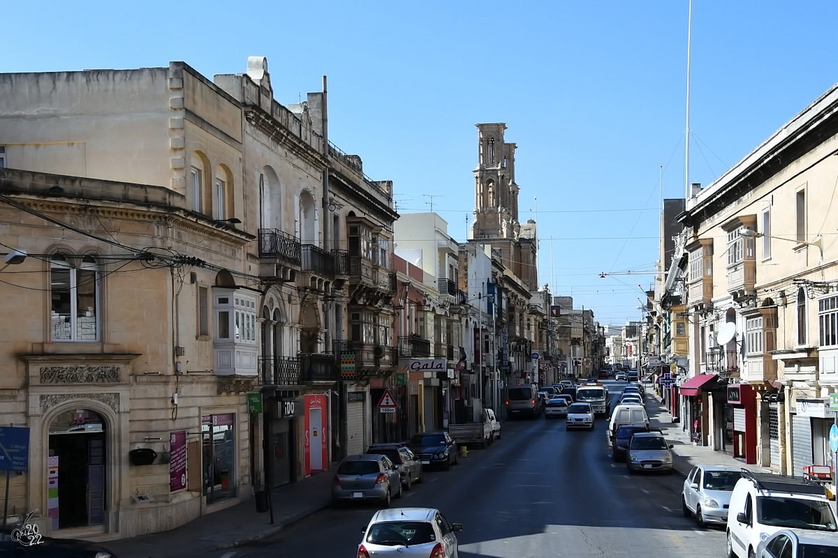 Unterwegs in Hamrun, im Hintergrund die Pfarrkirche St. Cajetan (Knisja Parrokkjali ta' San Gejtanu ta' Thiene). (Malta, Oktober 2017)